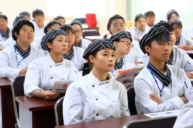 10月27日宁夏新东方烹饪学校组织在校学生外出参观学习