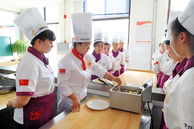 宁夏新东方烹饪学校教学实景 在银川学西点去哪里学好