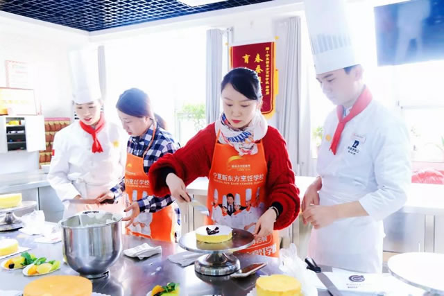 宁夏新东方烹饪学校教学场景 银川学西点的学费大概需要多少