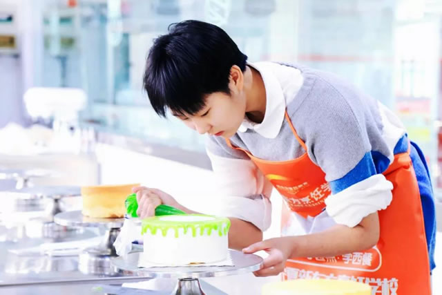 宁夏新东方烹饪学校学生实操 吴忠学西点的学费大概需要多少