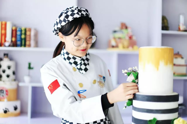 宁夏新东方烹饪学校学生实操 吴忠女生学做烘焙好吗