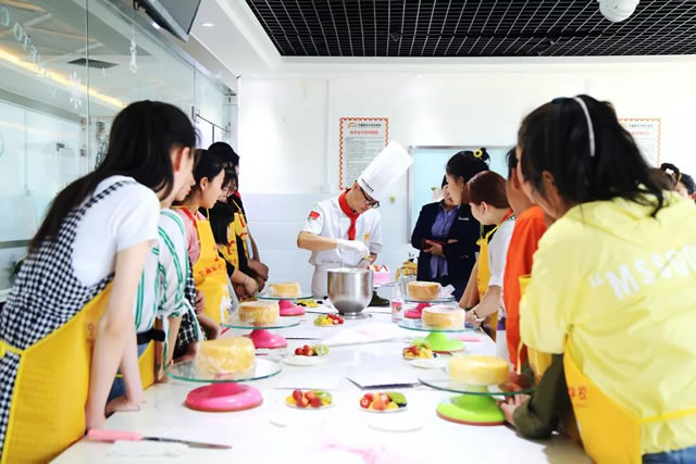 宁夏新东方烹饪学校教学场景 2020年女孩子学西点怎么样