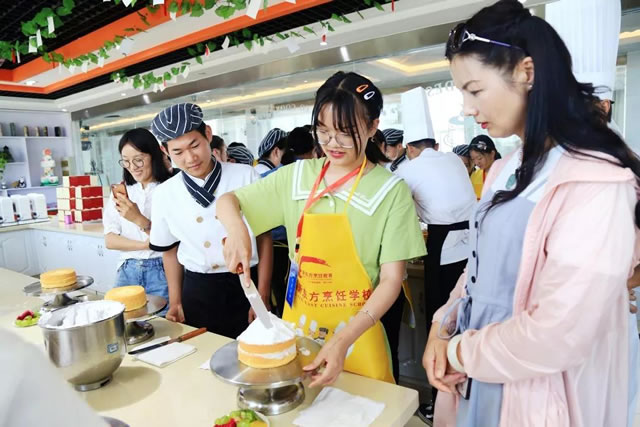 宁夏新东方烹饪学校学生实操 短期西点烘焙学习去哪里