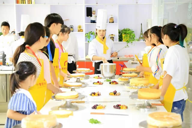 宁夏新东方烹饪学校上课场景 西点师一般月薪多少钱