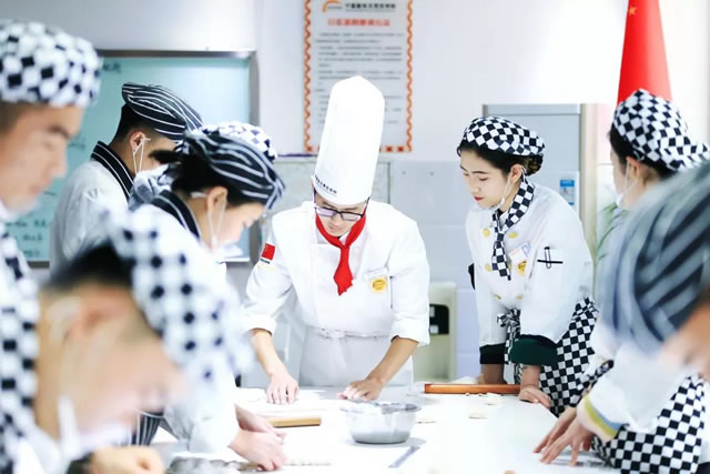 宁夏新东方烹饪学校学生实操 吴忠女生学什么专业好就业