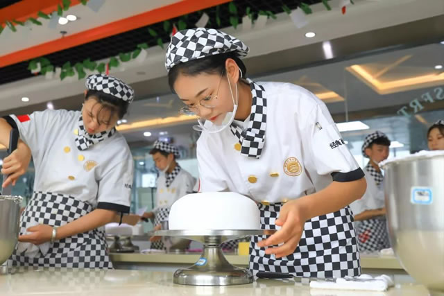宁夏新东方烹饪学校学生实操 学什么厨师工资高